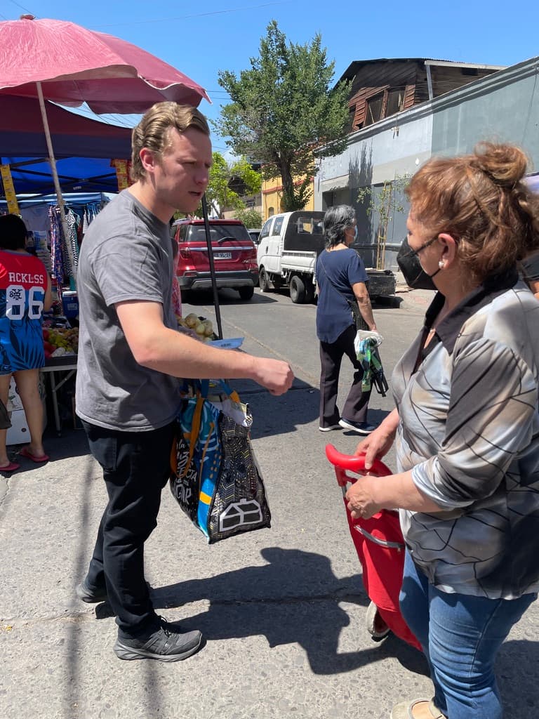 Conversando con una vecina en una feria libre de Santiago