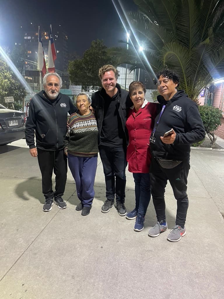 Con vecinos y dirigentes de Santiago